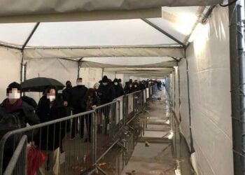Bari, la pioggia non ferma le vaccinazioni: lunghe code in Fiera. Terze dosi nel Barese a quota 500mila