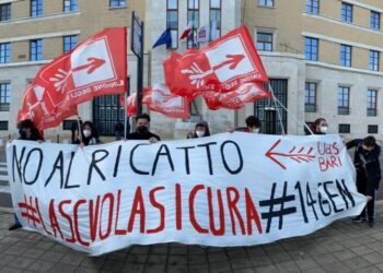Studenti in piazza a Bari: “No ricatti più sicurezza, presenze dimezzate in otto scuole”