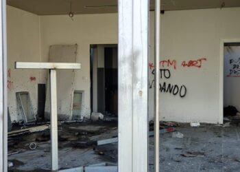 Bari, incendio a Japigia: la Polizia Locale sulle tracce di 6 minorenni. Ci sono anche delle ragazze