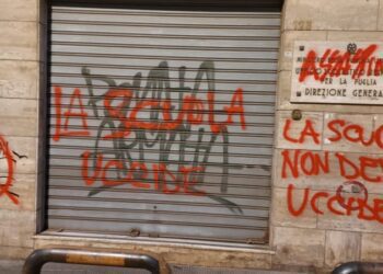 Studente di 18 anni muore durante lo stage, scritte contro l’alternanza scuola-lavoro a Bari: “Assassini”