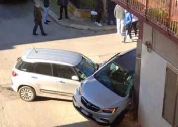 Rutigliano, provoca incidente e scappa: è caccia al ladro d’auto