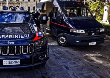 Bari, beccato con la droga in piazza Umberto morde un dito al carabiniere: arrestato 32enne