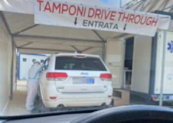 Tamponi in drive through, delirio a Rutigliano: “Un solo addetto e ore di attesa”