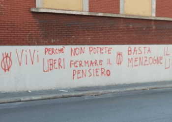 Bari, scritte no vax sul muro dell’AncheCinema: “Frutto anche della trascuratezza di corso Italia”