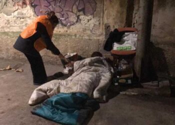 Bari, In.Con.Tra dona coperte per i senzatetto della città: “Da primavera gireremo con bici elettriche”