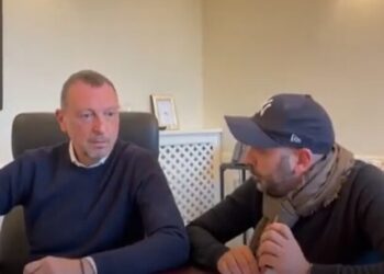 “Dopo potrai condurre solo a TeleLombardia”, Zalone va a Sanremo: la ‘minaccia’ ad Amadeus