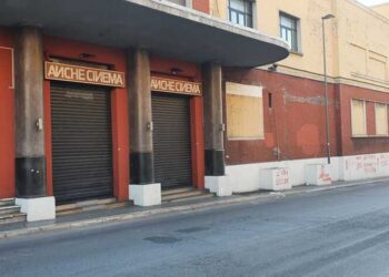 Bari, il muro imbrattato dai ‘no vax’ diventa lavagna a cielo aperto. “Una tela a disposizione di tutti”