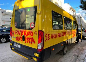 Vandali ‘no vax’ imbrattano due scuolabus a Castellana Grotte, il sindaco: “Gesto ignobile”