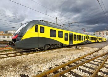 Ruvo, a piedi sui binari viene sfiorato da treno in corsa: in codice rosso cittadino marocchino