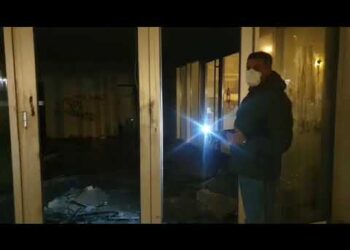 Bari, vandali incendiano i locali del giardino di via Siponto. Decaro: “I criminali fanno tutti una brutta fine”