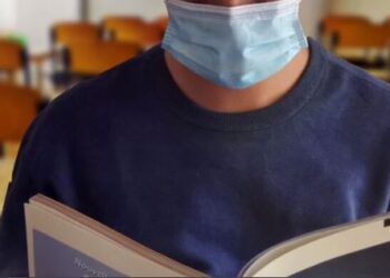 Da Regione Puglia mascherine Ffp2 e tamponi per le scuole: “Per integrare fornitura a studenti”
