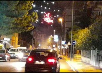 Bari, fuochi d’artificio davanti al carcere: la “vicinanza” ai detenuti è ormai quotidiana