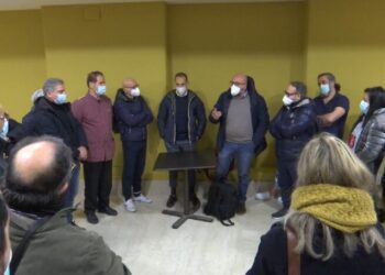 Il Palace è occupato, l’assemblea dei sindacati diventa permanente: turni per presidiare l’hotel