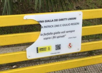 Altamura, vandalizzata la panchina gialla dedicata a Zaki e Regeni. Amnesty: “Ne usciamo tutti sconfitti”