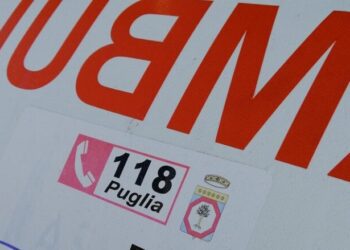 Autista del 118 sospesa e senza stipendio per commento a post di Emiliano: sarà risarcita