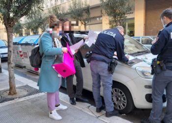 Esasperato dai venditori al citofono chiama la Polizia: “Non bastano le telefonate?”. Tensione a Bari