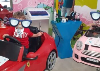 ‘Baby’ parrucchiere per bambini, le sedute sono macchinine. “E dopo il taglio caramelle e marshmallow”