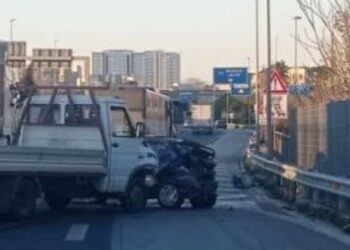 Furgone contro auto sulla SS 100, traffico bloccato all’ingresso per Bari