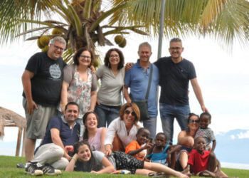 Adottano un bimbo in Burundi e costruiscono un orfanotrofio. “Nessuno deve vivere senza casa”