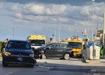 Si blocca lo sterzo all’improvviso, impatto tra due auto: incidente sul lungomare di Bari