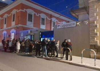 Bari, no-vax in fila dai Carabinieri per denunciare Draghi e i Ministri: iniziativa nata su WhatsApp