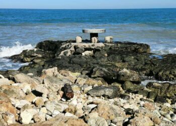 Il tavolino nel mare a San Giorgio a rischio abbattimento: fu costruito negli anni ’70