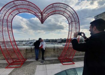 Un cuore luminoso sulla terrazza del Fortino: così Bari omaggia San Valentino