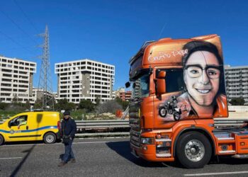 Blocco dei tir sulle statali e protesta Coldiretti in centro: Bari a rischio paralisi. Anche una stalla in piazza
