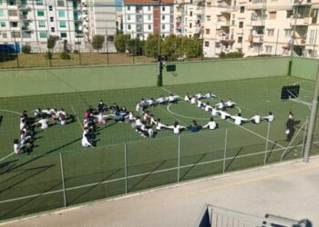 Una catena umana di studenti per la “Pace”: il flash mob dell’istituto Alberotanza