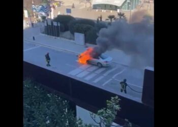 Bari, auto in fiamme davanti a Pane e Pomodoro: arrivano i Vigili del Fuoco – VIDEO