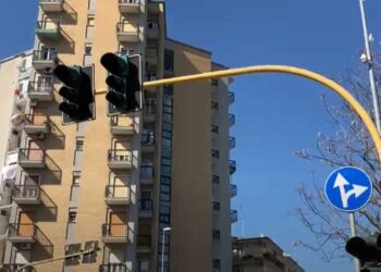 Blackout a Bari, tutta la città in tilt per 8 minuti: guasto sull’alta tensione