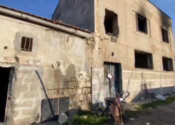 Incendio in un edificio abbandonato di via Caracciolo: trovato un uomo carbonizzato