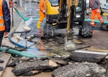 Condotta rotta in largo Ciaia, bassa pressione d’acqua anche domani: tecnici al lavoro per tutta la notte
