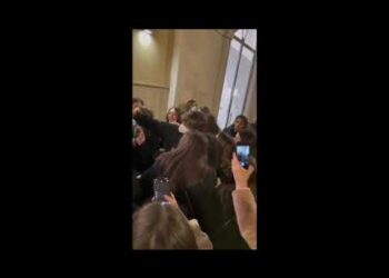 Bagno di folla per Mattia di “Amici”, l’accoglienza dei fan baresi dopo l’infortunio