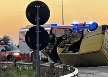 Schianto a Terlizzi, tre mezzi coinvolti: uomo estratto vivo dal tir ribaltato