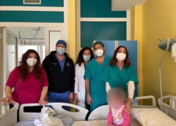 Bimba di 2 anni con dita dei piedi giganti operata a Bari: l’intervento al Pediatrico. Prima volta in Puglia