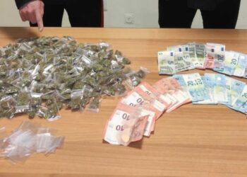 Lite tra mamma e figlio, arrivano i carabinieri e trovano 227 dosi di marijuana: 16enne arrestato a Barletta