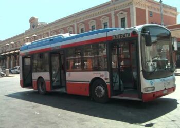 Bari, entro fine anno 13 nuovi bus Amtab: firmata convenzione con il Comune