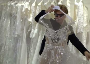 Effetto ‘nude’ e tessuti leggeri, l’abito bianco diventa fluido: da Bari le tendenze della moda sposa 2022