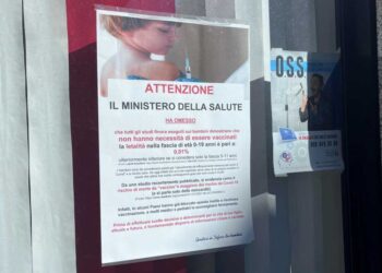 “Rischio morte da vaccino per i bambini”: a Santeramo il caso delle locandine ‘No vax’