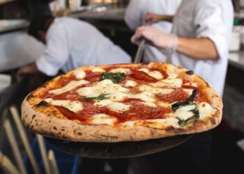 “Doniamo 50 pizze al giorno dopo i corsi”: Accademia pizzaioli cerca volontari per le consegne