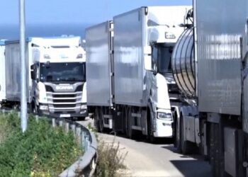 Caro carburante, i tir avanzano verso Bari: bloccate uscite di Bisceglie sulla SS16