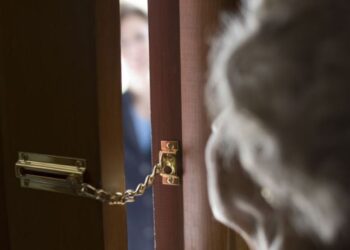 Donna ipnotizza anziani per derubarli, allarme del sindaco di Acquaviva: “Non aprite agli estranei”