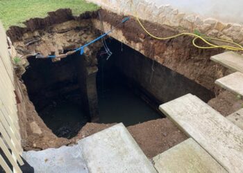 Boato nella notte a Rutigliano, nel giardino del condominio si apre una voragine – FOTO