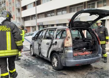 Bari, auto a gas prende fuoco in via Lembo: l’intervento dei Vigili del Fuoco – FOTO