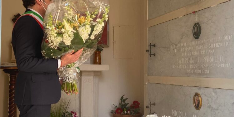 Ninni Gemmato sulla tomba di don Pietro Pappagallo