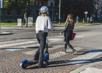 A Bari monopattini elettrici a metà prezzo per le donne: iniziativa di BIT per la sicurezza di notte