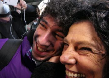 Giordano è arrivato a Bari, l’abbraccio commosso con la famiglia: “Ho visto terrore e paura” – VIDEO
