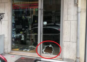 Nuovo furto con spaccata nel centro di Bari, derubato negozio di abbigliamento in via Principe Amedeo