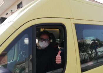 L’autista dello scuolabus ha il covid, il sindaco accompagna gli alunni: “Lo faccio con piacere”